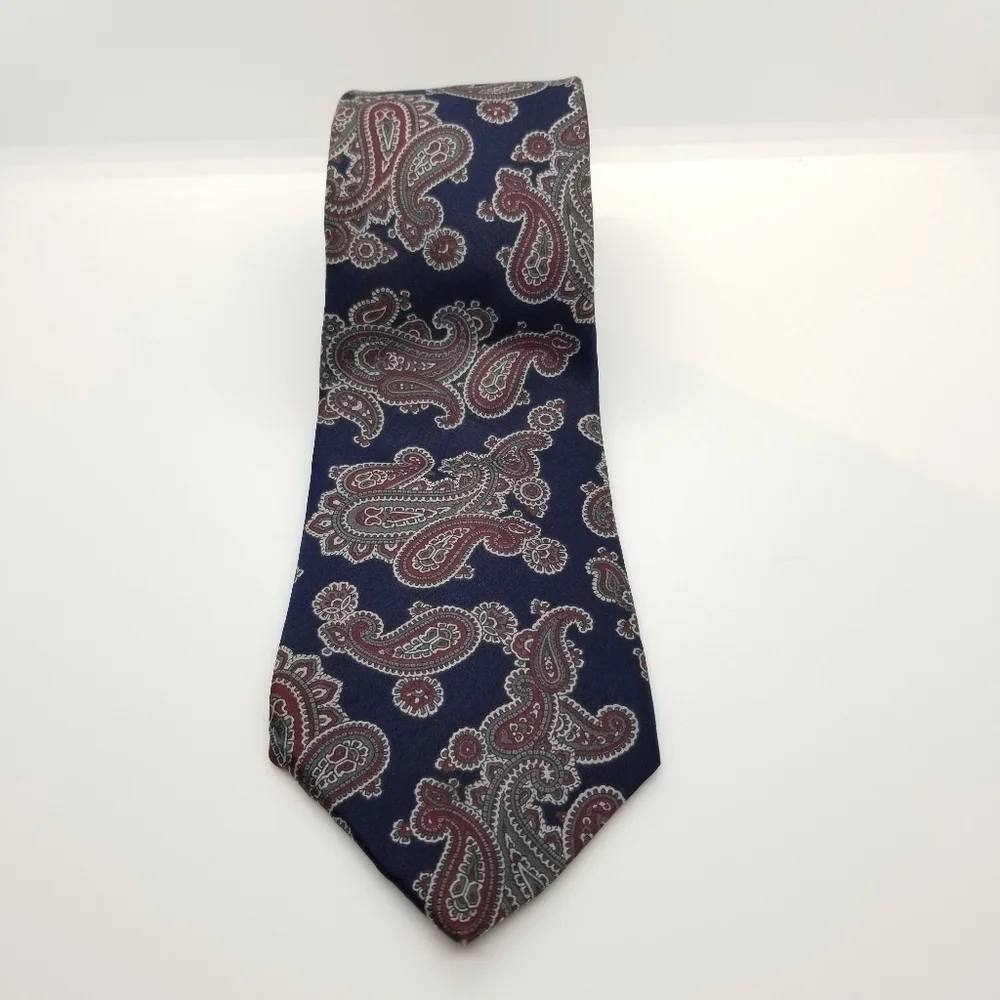 Mario Valentino silk tie navy blue with red and gray paisley 59 in long
